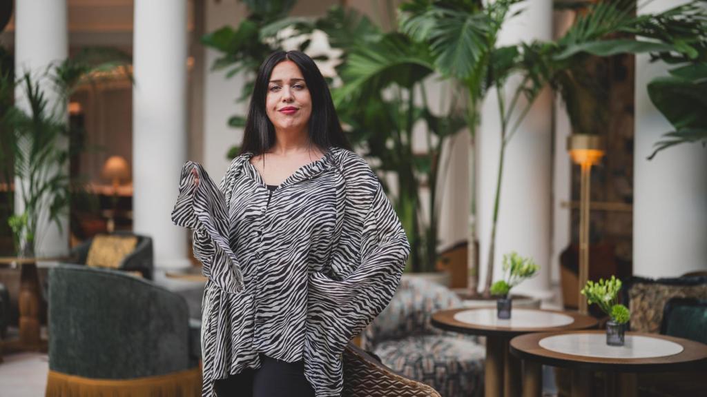 Diana Lado posa con look de Palomo en el 'nuevo' Palace tras la reforma de Lázaro Rosa-Violán.