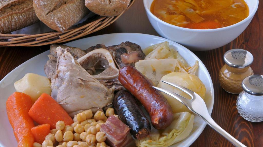 Un plato de cocido madrileño.