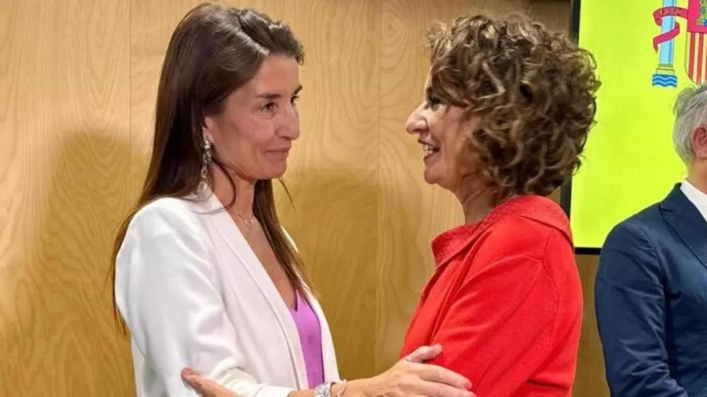 La consellera de Hacienda, Ruth Merino, saluda a la ministra del ramo, María Jesús Montero. EE