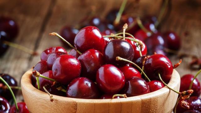 Bol con cerezas.