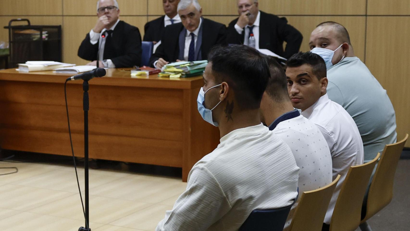 Los cuatro hombres acusados por abusar sexualmente de una menor en la Vall d'Albaida. Efe / Ana Escobar