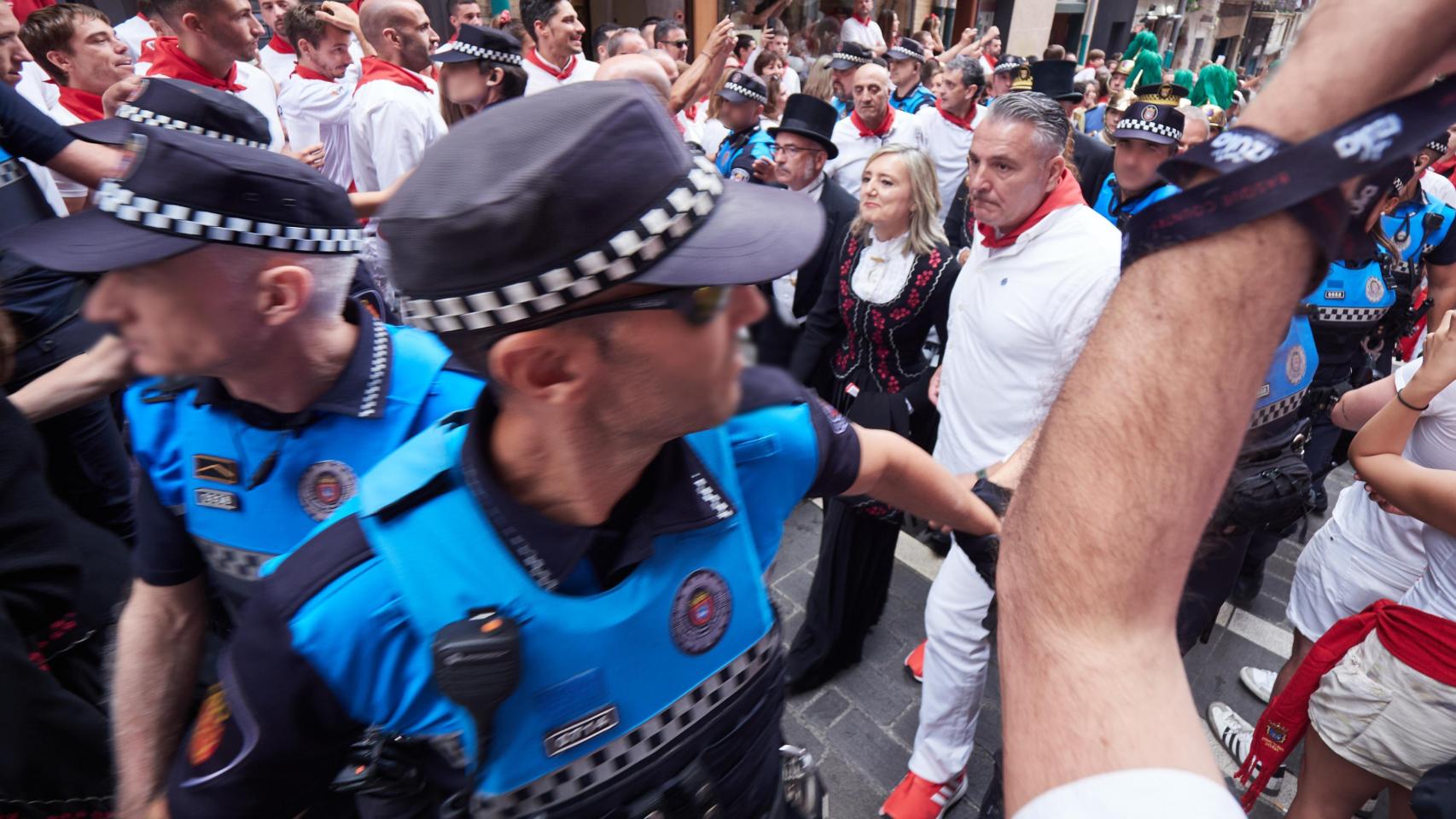 La policía de Pamplona actuando en San Fermín.