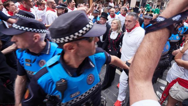 La policía de Pamplona actuando en San Fermín.