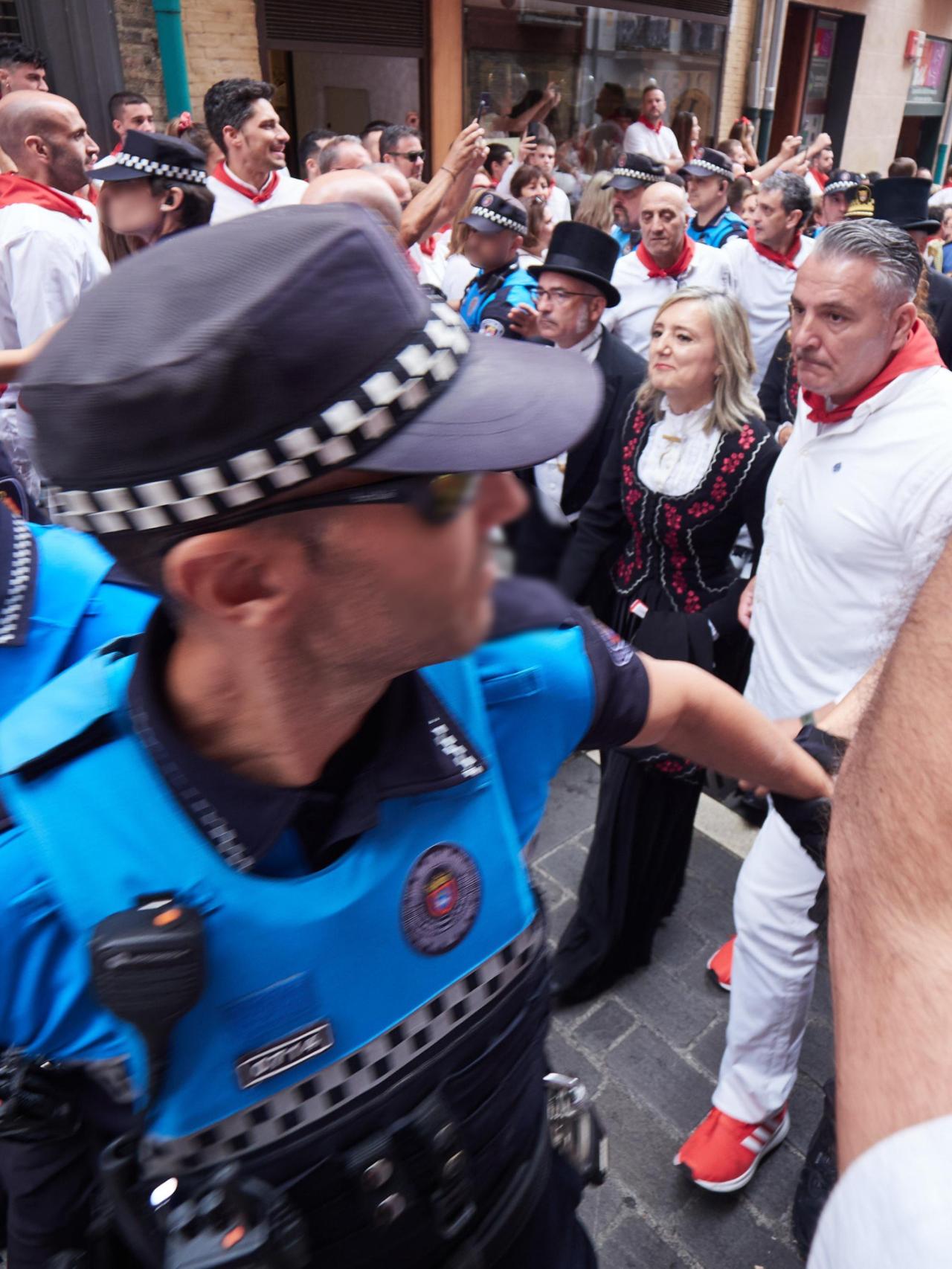 La policía de Pamplona actuando en San Fermín.
