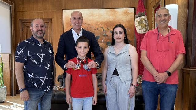 Neyzan Alonso junto al alcalde de León, José Antonio Diez, durante la recepción en el Ayuntamiento