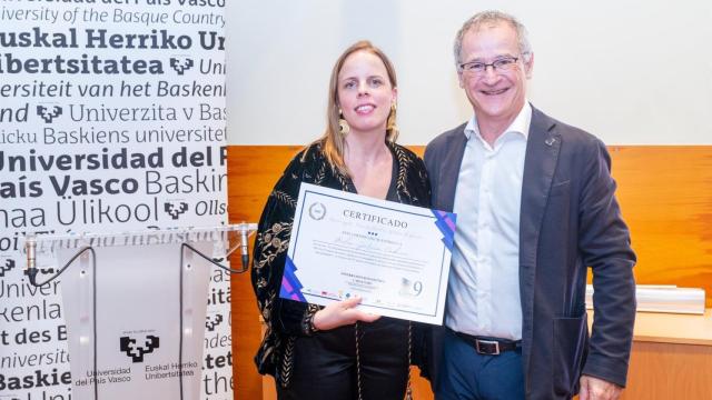 Instante de la entrega del diploma.