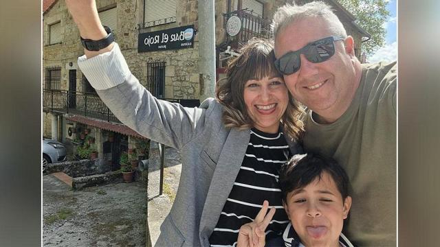 Rubén, Sandra y el pequeño Roi disfrutando de la vida rural