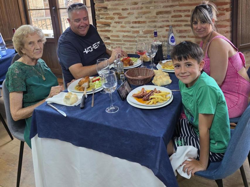 Roi, Rubén, su madre, y Sandra, disfrutando de una comida familiar