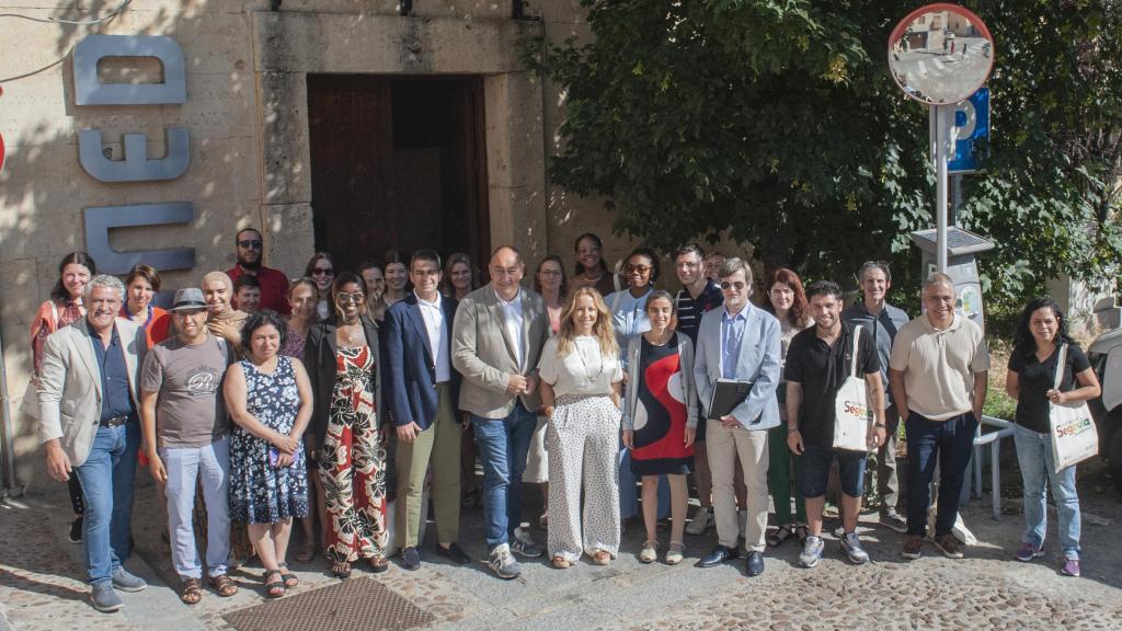 El presidente de la Diputación de Segovia, Miguel Ángel De Vicente junto a profesores de español en el extranjero