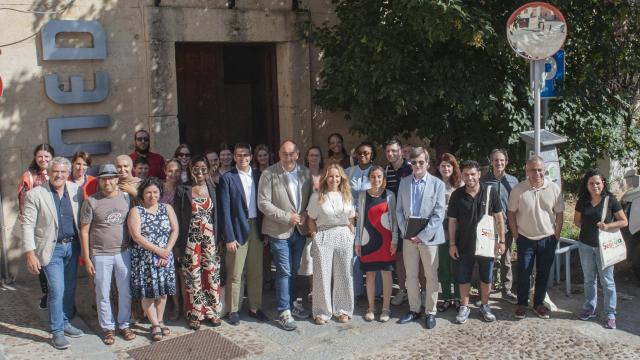El presidente de la Diputación de Segovia, Miguel Ángel De Vicente junto a profesores de español en el extranjero