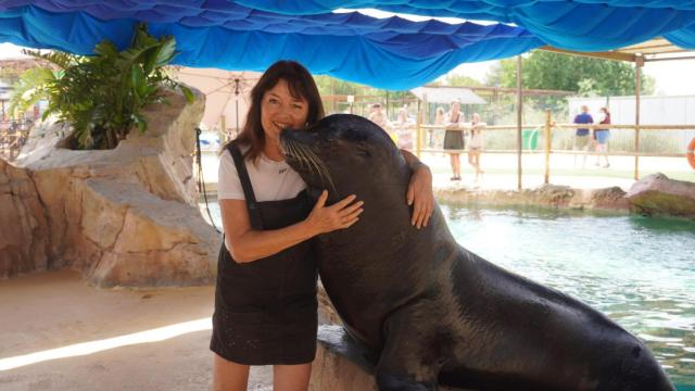 Petra con el león marino Charlie en Aqua Natura Benidorm.