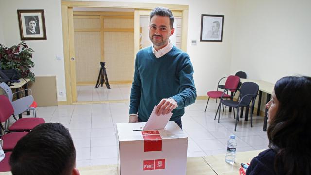 El procurador leonés Diego Moreno vota durante las primarias del PSOE de León, el pasado mes de marzo
