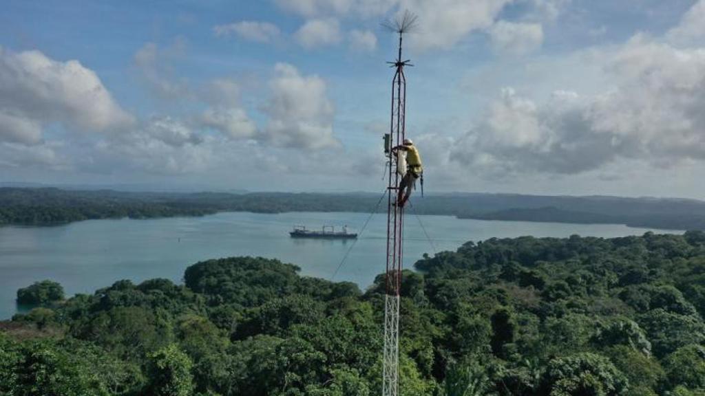 El técnico César Gutiérrez sube a una torre para detectar y localizar rayos en la zona de estudio.