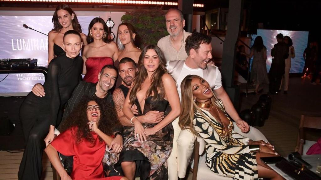 Mohamed Al Turki rodeado de amigos en una fiesta en un barco.
