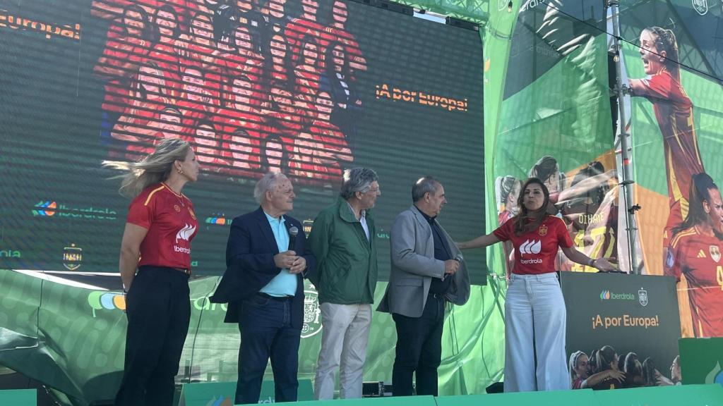 Las autoridades en el escenario antes de empezar el partido.