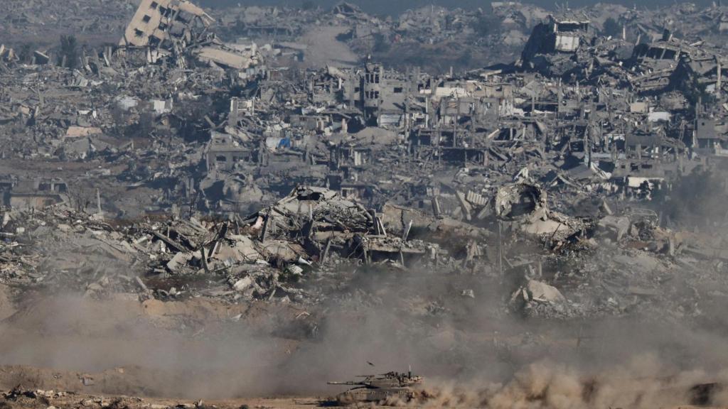 Un tanque israelí maniobra en Gaza , visto desde el lado israelí de la frontera, el 6 de julio de 2025.