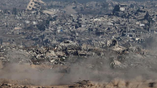 Un tanque israelí maniobra en Gaza , visto desde el lado israelí de la frontera, el 6 de julio de 2025.