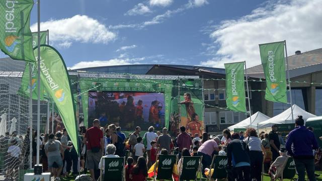Los niños y niñas disfrutando del partido.