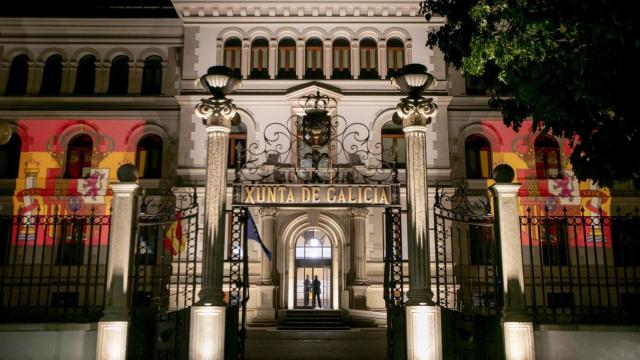 Bandera de España proyectada sobre el edificio principal del edificio administrativo de San Caetano, sede de la Xunta.