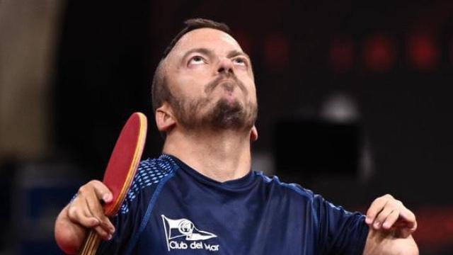 Alberto Seoane espera una devolución de un rival.
