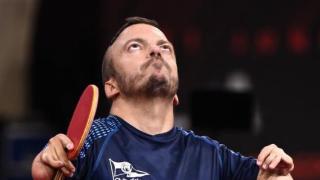 Alberto Seoane espera una devolución de un rival.