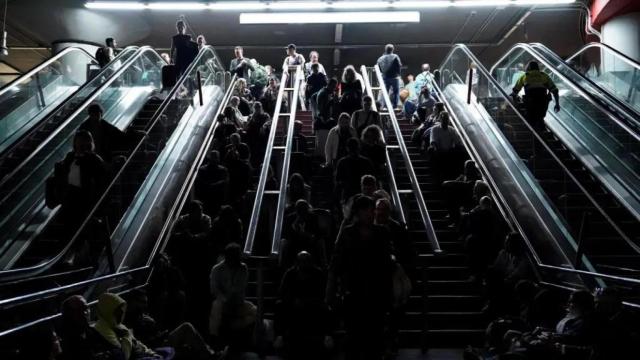 El apagón pilló a mucha gente en estaciones y transporte público.