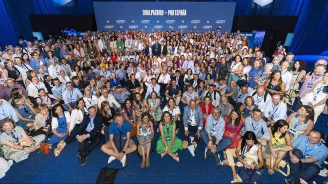 Alberto Núñez Feijoo y Miguel Tellado con la delegación gallega.