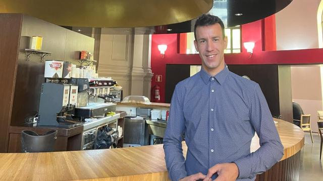 Pablo Coloma, responsable de sala del restaurante Paraninfo en la sala principal