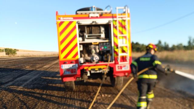 Un bombero trabajando en el incendio en Coreses