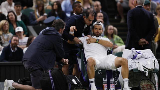 Dimitrov, atendido por su lesión en Wimbledon.