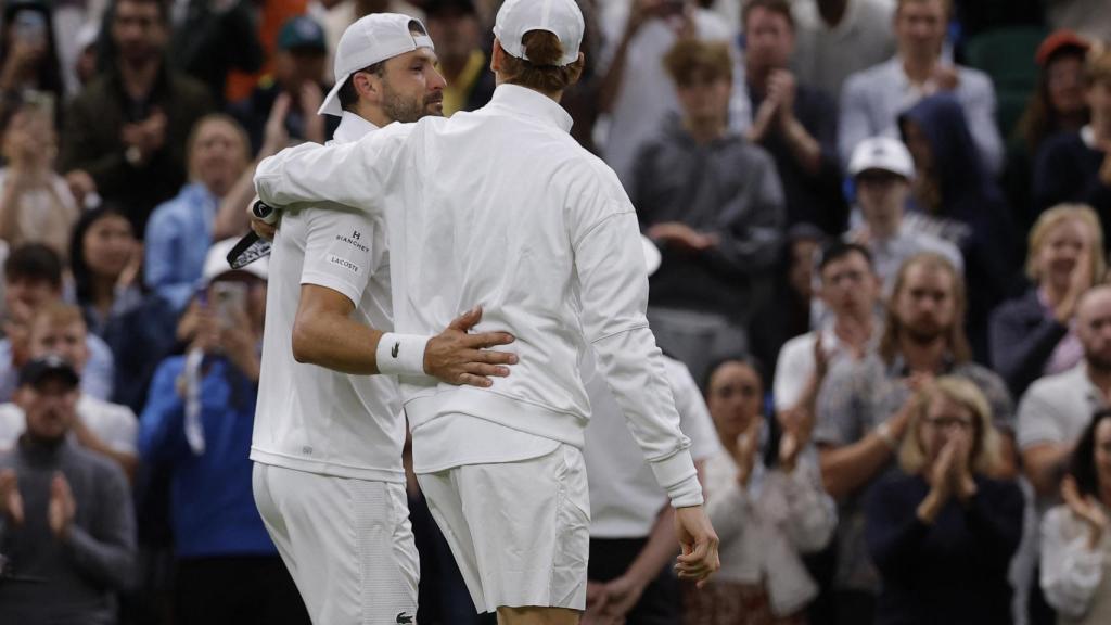 Sinner abraza a Dimitrov tras su lesión.