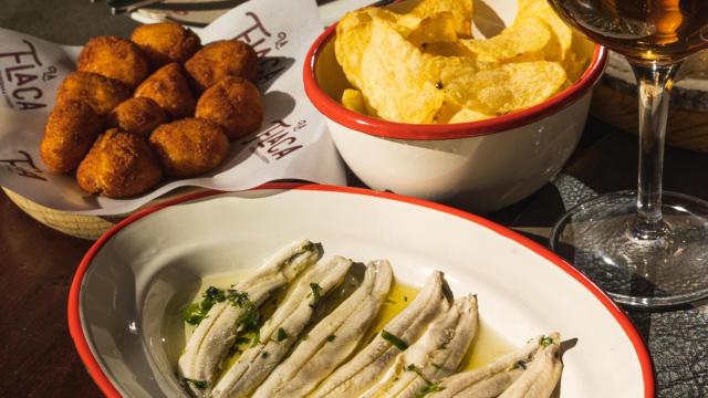 Croquetas, boquerones y cerveza en La Flaca.