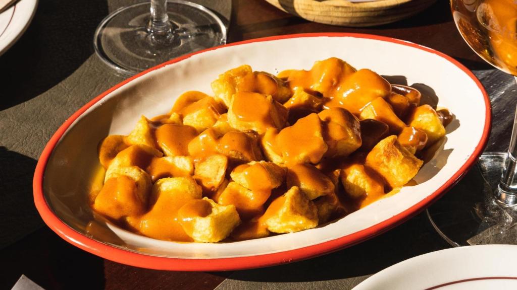 Las patatas bravas no podían faltar en un tapeo castizo como el de La Flaca.