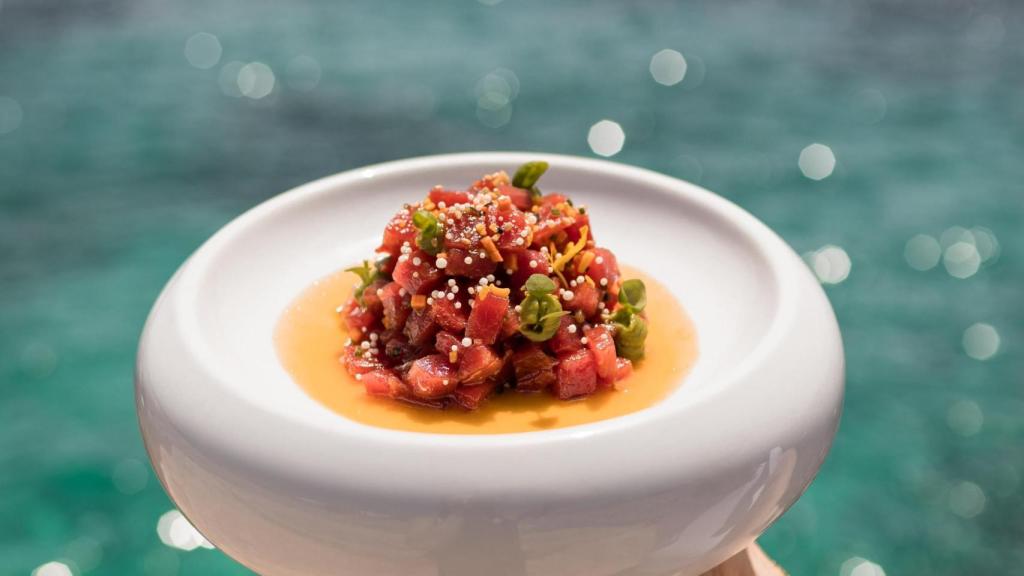 Tartar de atún con el Mediterráneo de fondo.