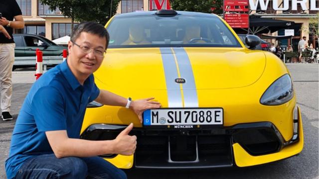 Lu Weibing, presidente de Xiaomi, posa junto al primer Xiaomi SU7 Ultra matriculado en Europa