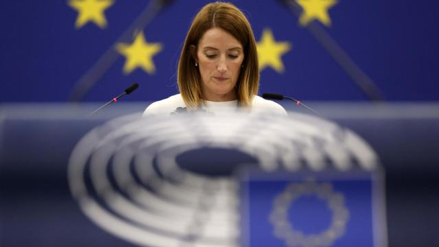 Roberta Metsola, presidenta del Parlamento Europeo, este lunes en Estrasburgo, recordando el 30 aniversario de la masacre de Srebrenica.