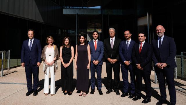 Los rectores de las universidades públicas madrileñas con la presidenta de la Comunidad de Madrid, Isabel Díaz Ayuso, durante la toma de posesión de la rectora de la Universidad Autónoma de Madrid.
