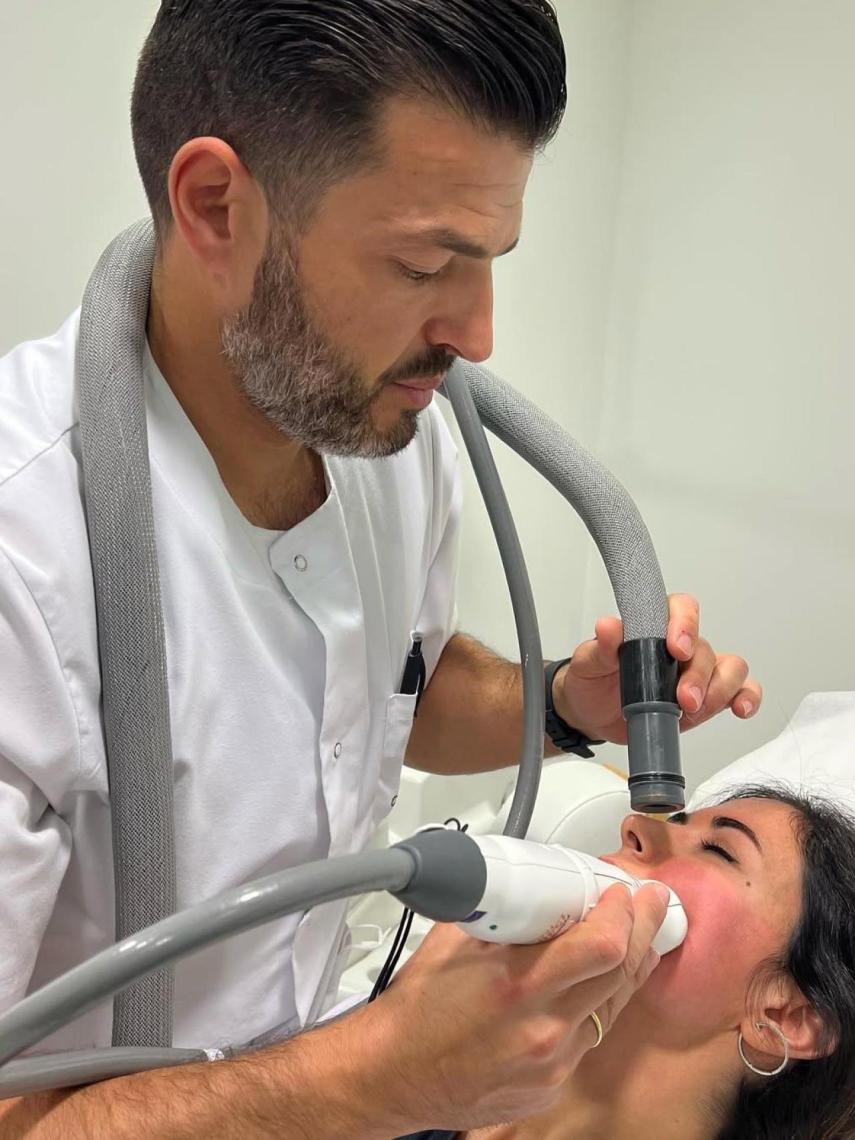 El doctor Antonio Clemente trabajando en su clínica.
