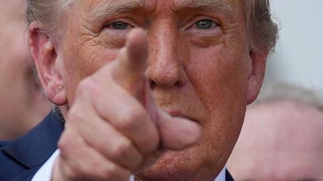 El presidente de Estados Unidos, Donald Trump, gesticula tras firmar la amplia legislación de gasto e impuestos, conocida como la Ley de la Gran y Hermosa Factura, en la Casa Blanca, en Washington DC, el 4 de julio de 2025.