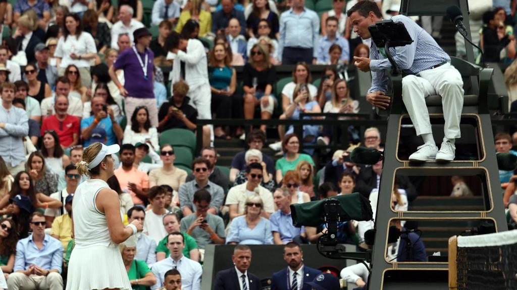 La tenista rusa Pavlyuchenkova hablando con el juez de silla en Wimbledon