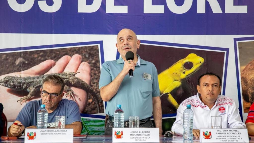 De izquierda a derecha, Juan Ramón junto al congresista Morante
