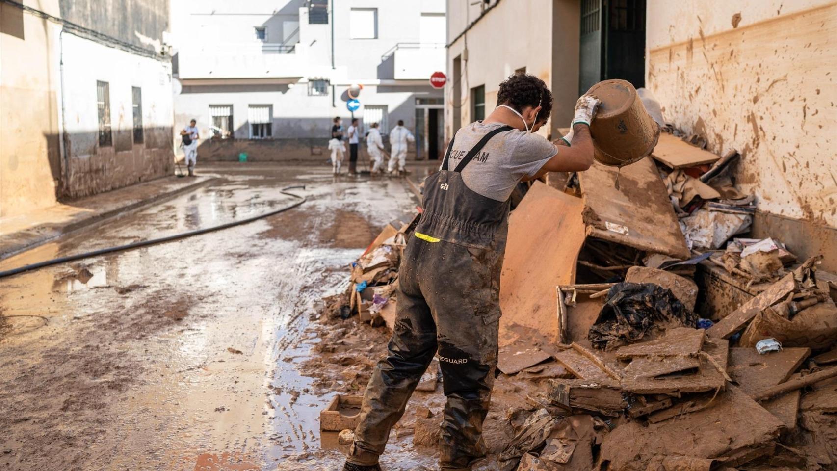 Un hombre realiza tareas de limpieza tras la dana en el municipio de Massanassa. Matias Chiofalo / EP