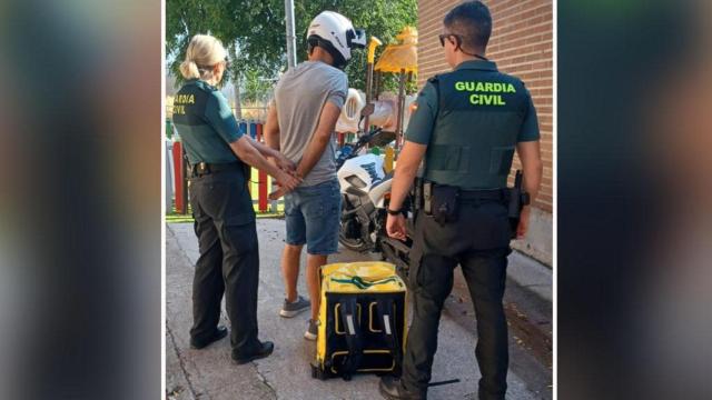 Imagen de la detención de uno de los repartidores en Arroyo