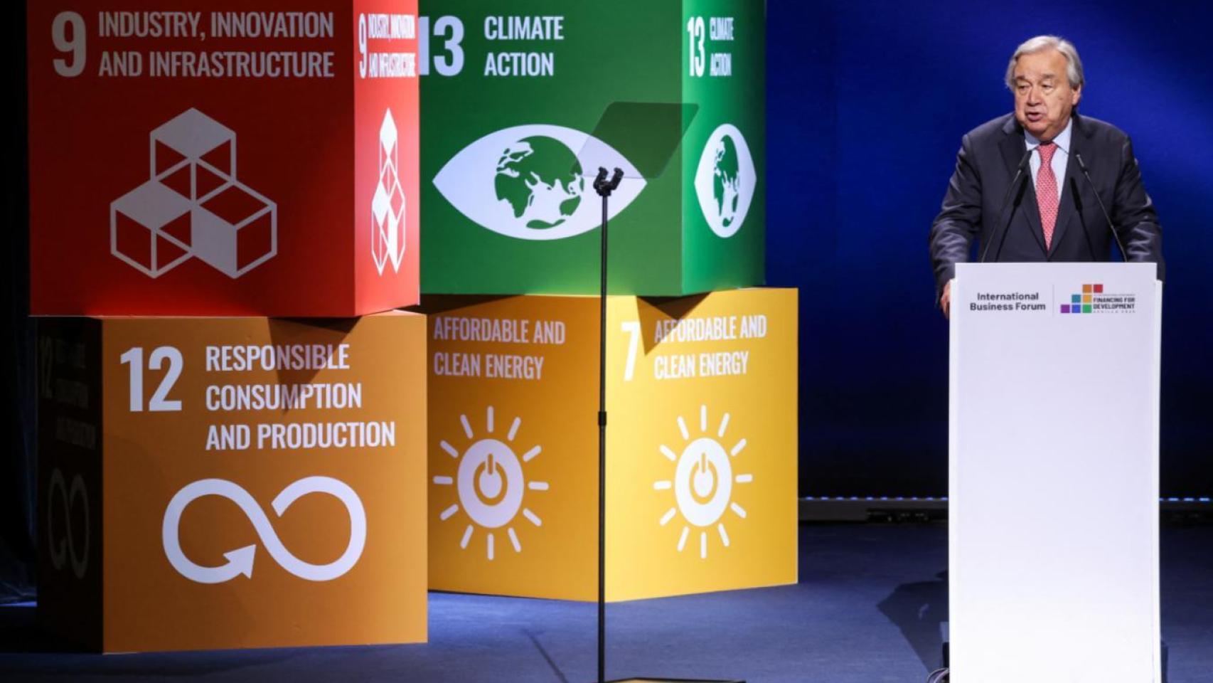 El Secretario General de la ONU, Antonio Guterres, habla en la inauguración de la cumbre de líderes del Foro Empresarial Internacional, durante la IV Conferencia Internacional sobre Financiación para el Desarrollo, en Sevilla, España.