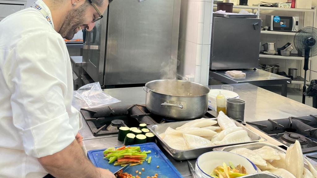 Un cocinero del restaurante Paraninfo prepara las comidas.
