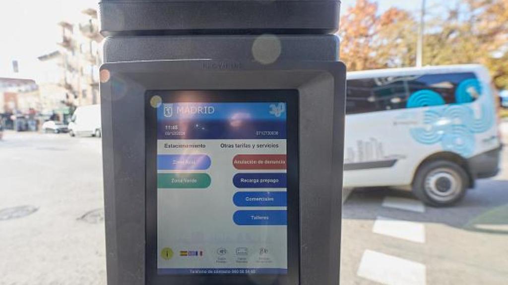 Imagen del dispensador de tickets de aparcamiento.