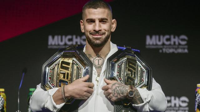 Ilia Topuria con sus dos cinturones de campeón de la UFC