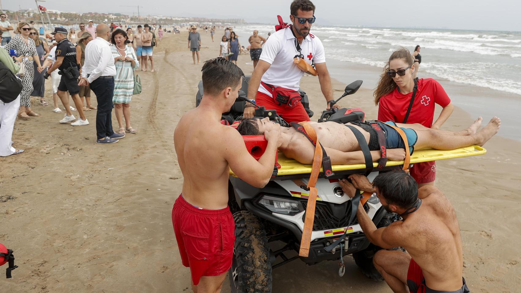 Simulacro de salvamento en la playa de El Cabanyal, organizado por Cruz Roja y el Ayuntamiento de Valencia. Efe / Manuel Bruque