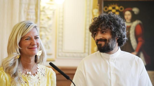 La concejala de Educación y Cultura, Irene Carvajal, junto al nuevo director artístico del Teatro Calderón de Valladolid, José María Esbec Martín