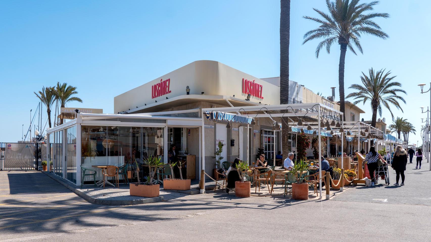 La renovada terraza de Los Gómez Pobla de Farnals, en primera línea de playa. EE